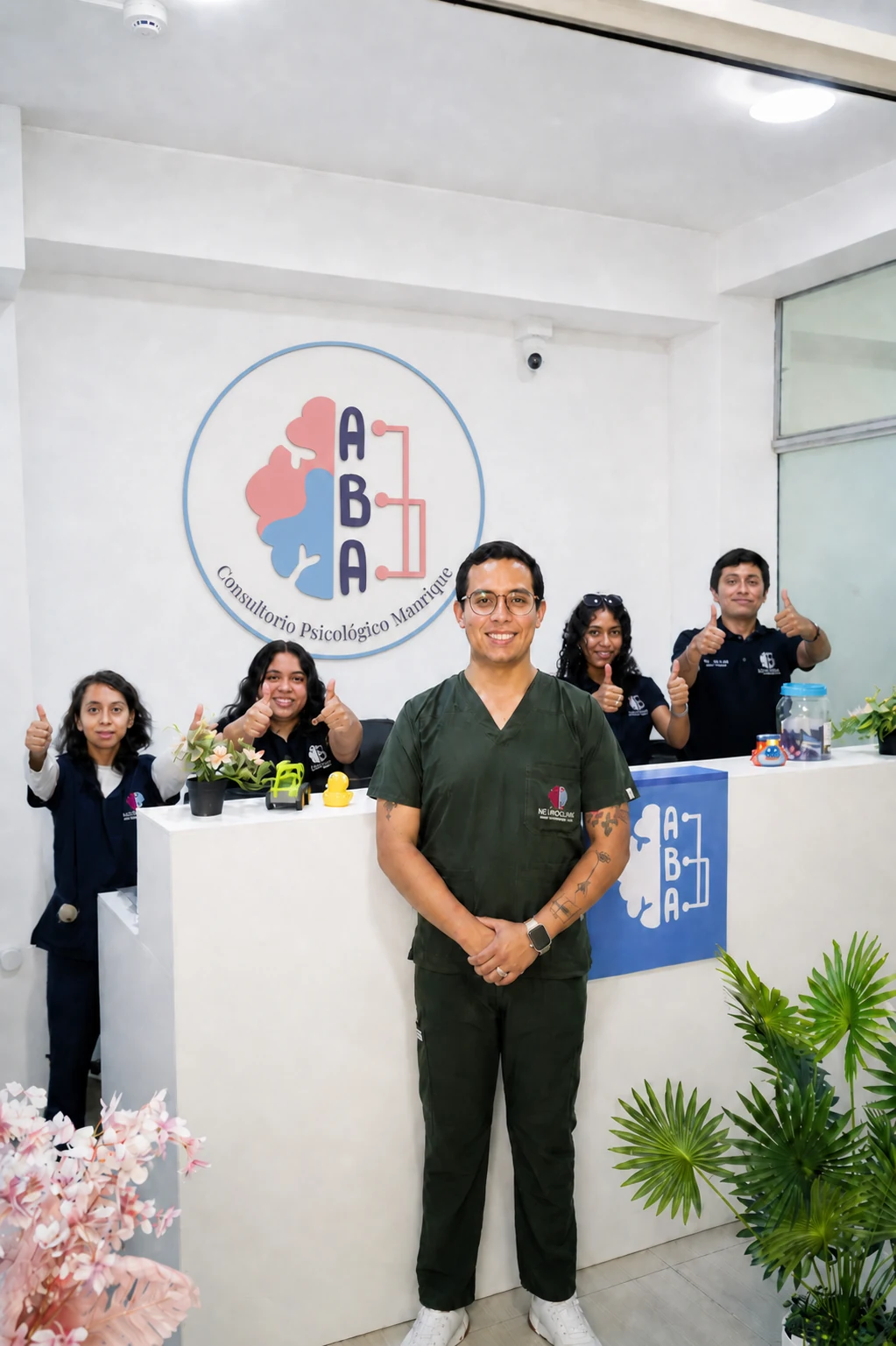 Equipo comercial del Centro Psicológico Manrique Abanza listo para atenderte en Lince, Lima